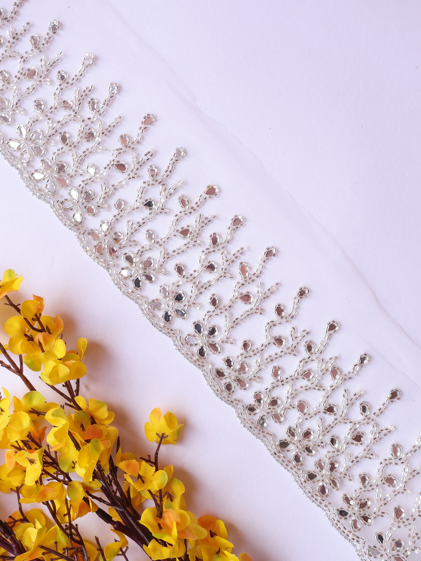 Encaje festoneado de 9 cm con ribete de espejo y cutdana en color rosa bebé exótico, 1 yarda