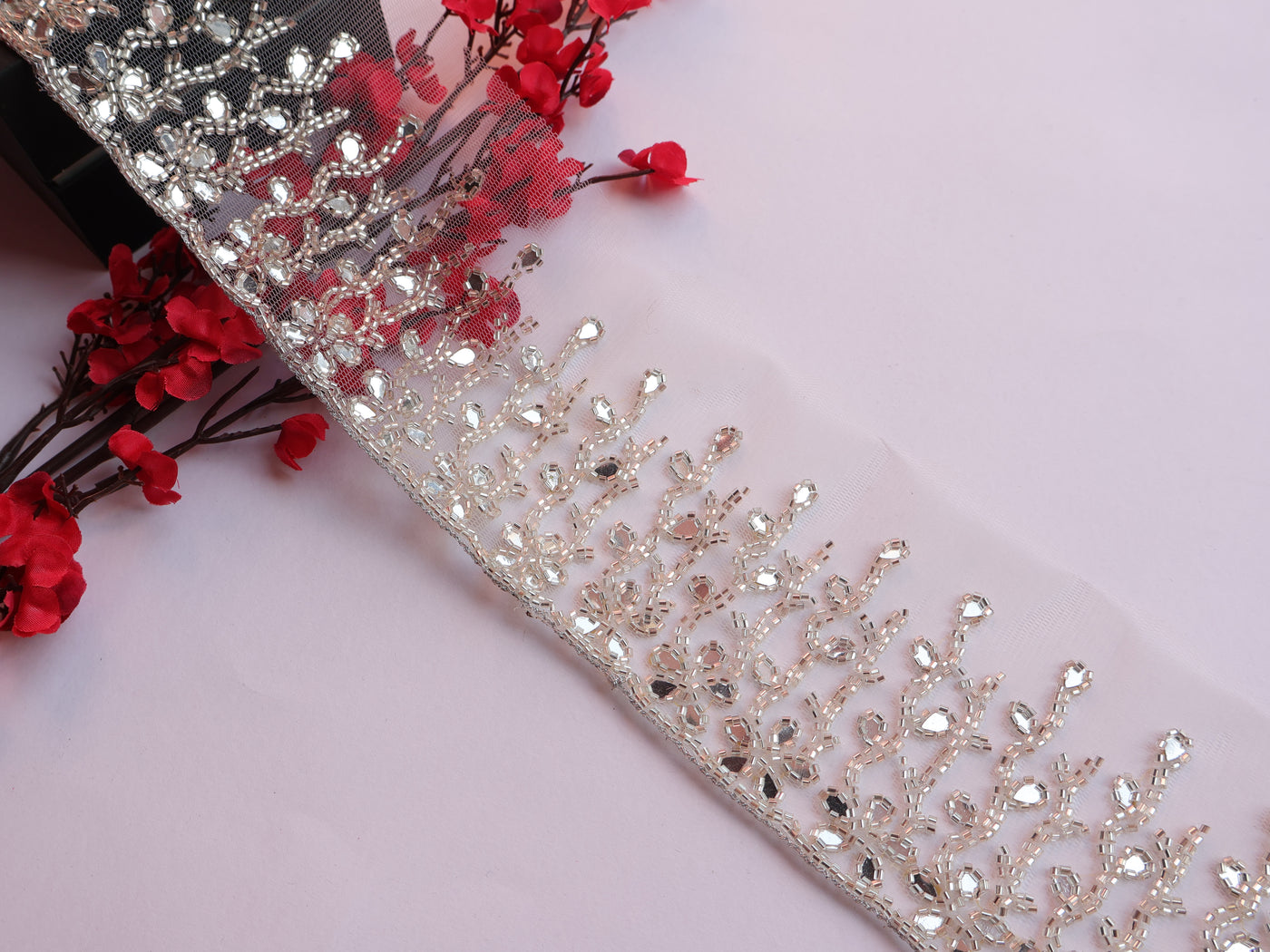 Encaje festoneado de 9 cm con ribete de espejo y cutdana en color rosa bebé exótico, 1 yarda