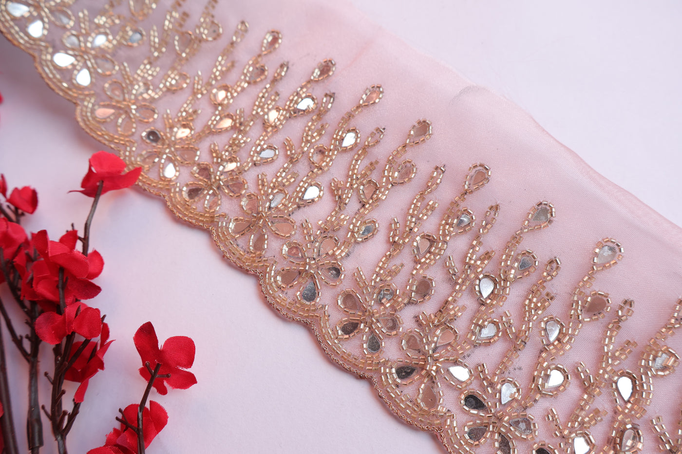 Encaje festoneado de 9 cm con ribete de espejo y cutdana en color rosa bebé exótico, 1 yarda