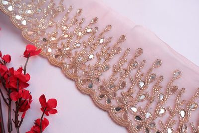 Encaje festoneado de 9 cm con ribete de espejo y cutdana en color rosa bebé exótico, 1 yarda