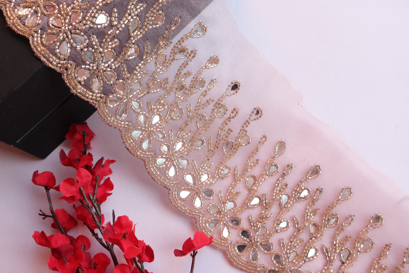 Encaje festoneado de 9 cm con ribete de espejo y cutdana en color rosa bebé exótico, 1 yarda