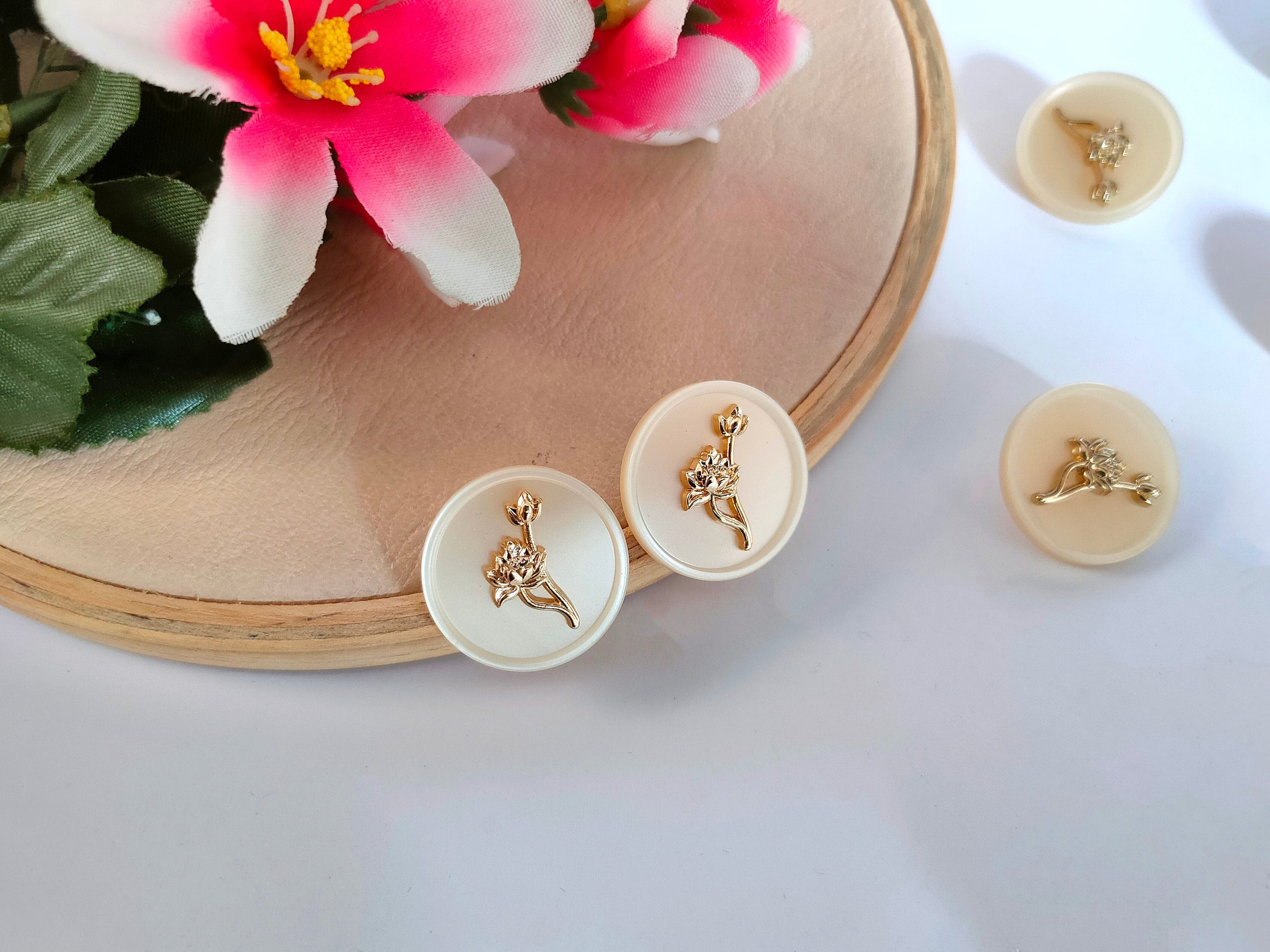 Vintage Creme Floral Buttons: Metallic Embellished Sewing Decoration - 5 Pack