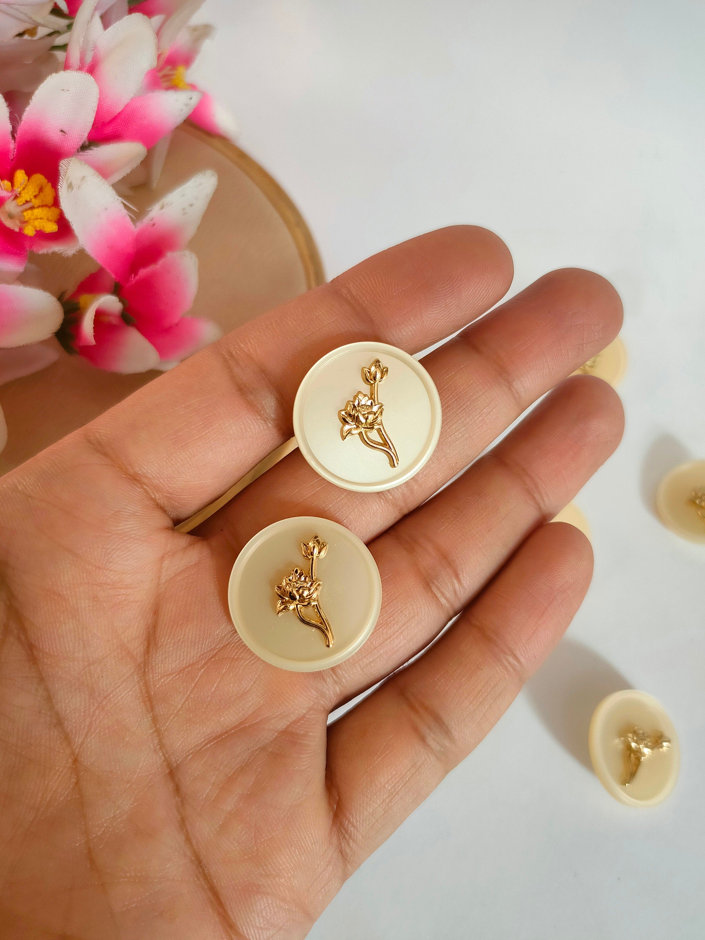 Vintage Creme Floral Buttons: Metallic Embellished Sewing Decoration - 5 Pack